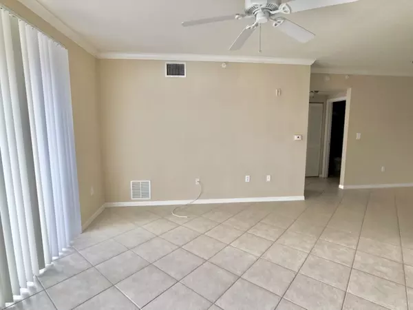 West Palm Beach, FL 33411,6466 Emerald Dunes DR 203