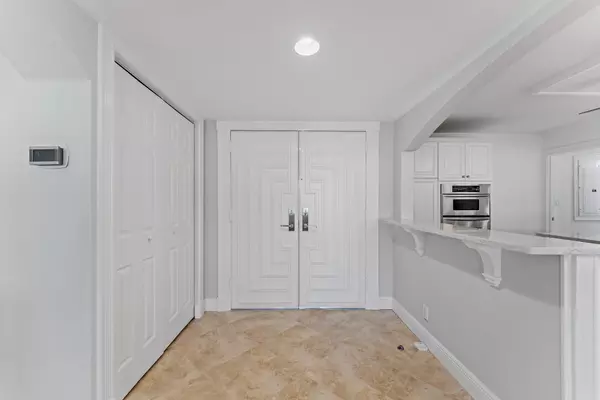 Tequesta, FL 33469,19670 Beach RD B303