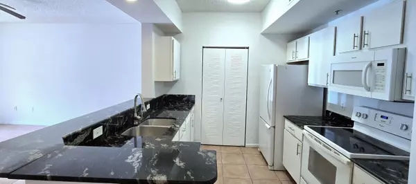 Hypoluxo, FL 33462,1000 Scotia DR 106