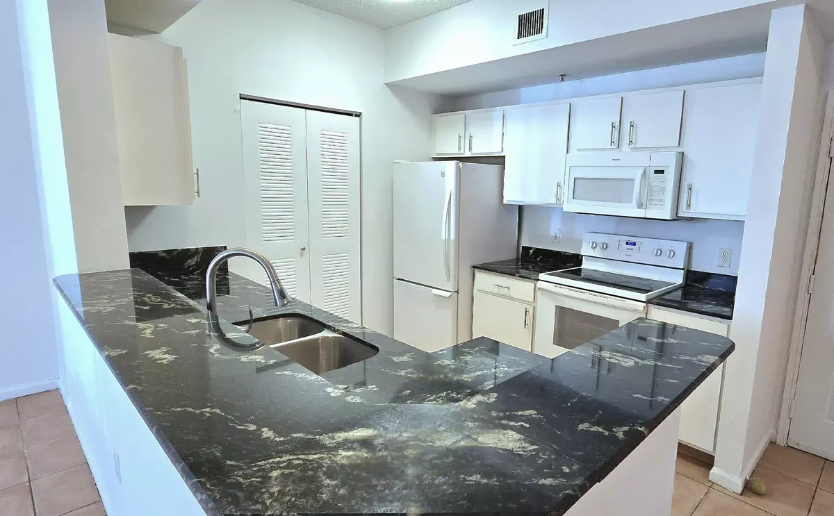 Hypoluxo, FL 33462,1000 Scotia DR 106