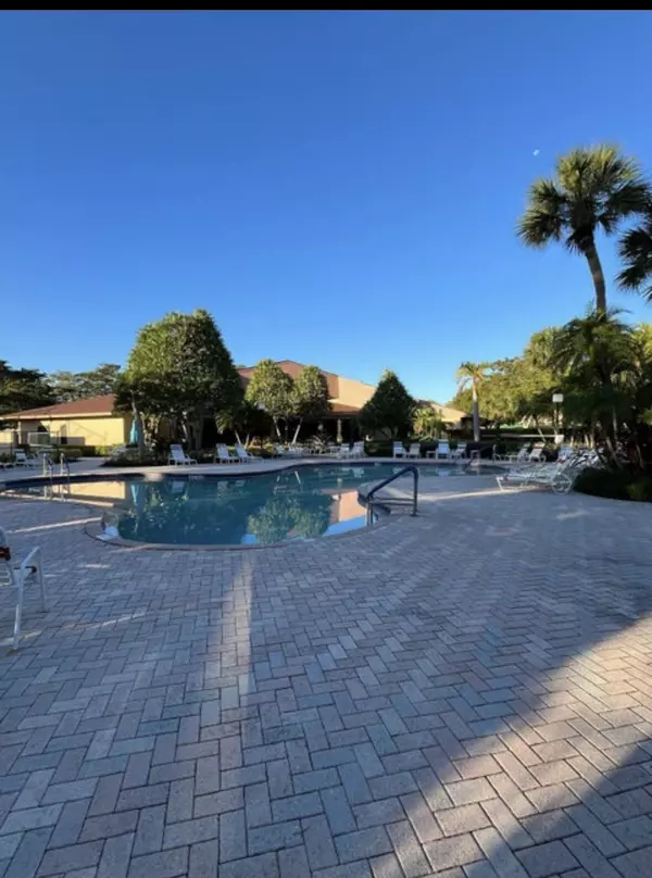 Delray Beach, FL 33444,600 Egret CIR 7305