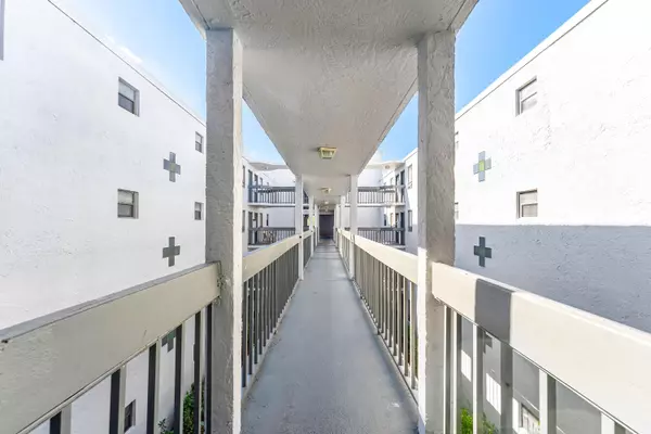 West Palm Beach, FL 33401,1820 N Congress AVE 304