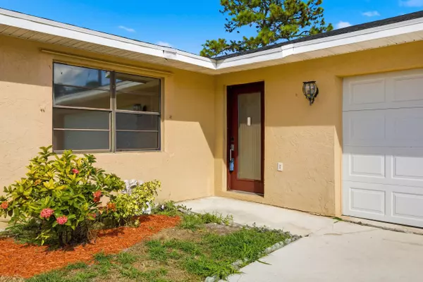 Port Saint Lucie, FL 34983,569 SE Fallon DR