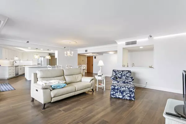 North Palm Beach, FL 33408,100 Lakeshore DR 454