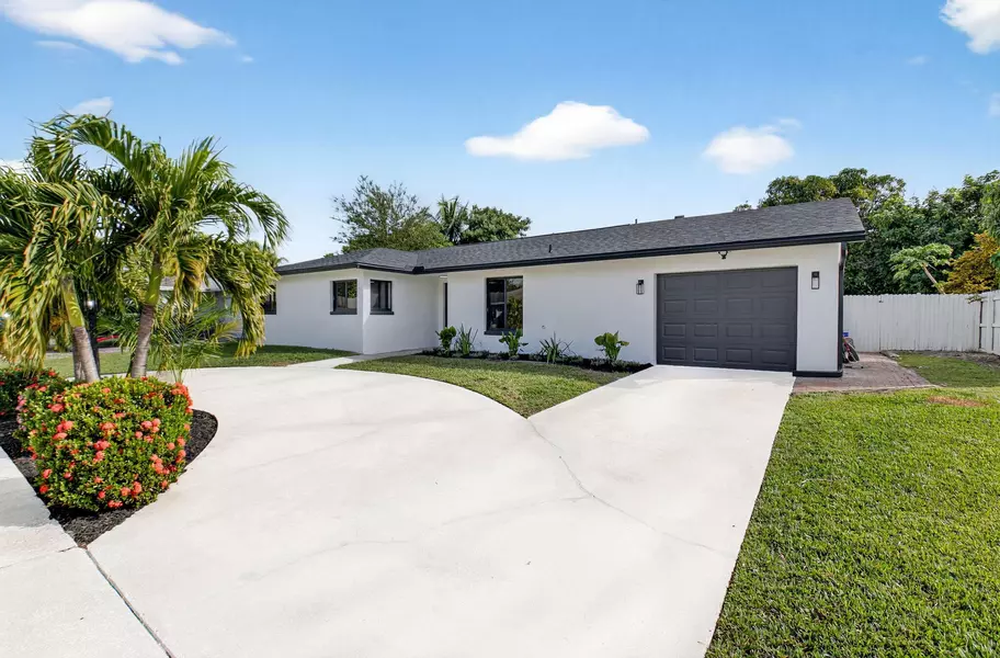 10151 N Windtree LN, Boca Raton, FL 33428