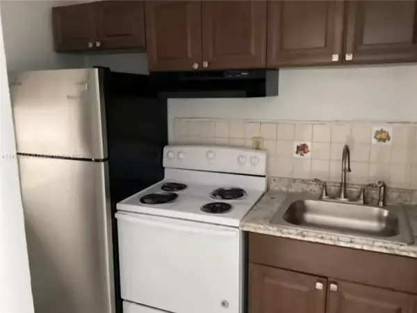 Hallandale Beach, FL 33009,701 NE 8th ST 5