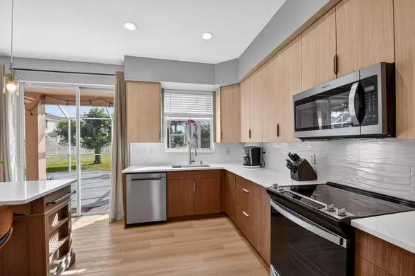 Lake Worth, FL 33463,6066 Savannah WAY