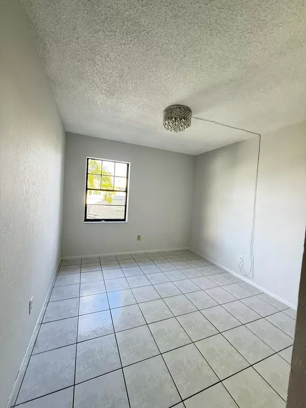 Port Saint Lucie, FL 34953,692 SW Veronica AVE