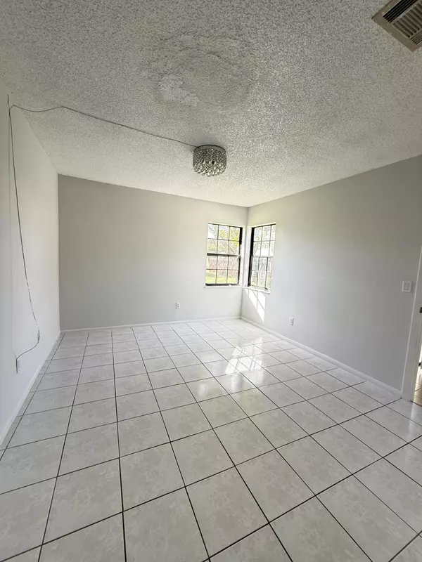 Port Saint Lucie, FL 34953,692 SW Veronica AVE