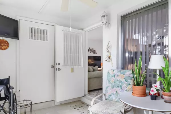 Greenacres, FL 33463,106 Lake Pine CIR C-1