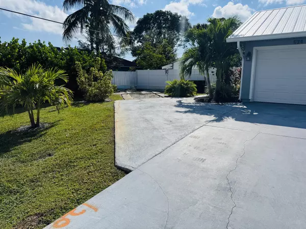 Port Saint Lucie, FL 34984,634 SE Whitmore DR