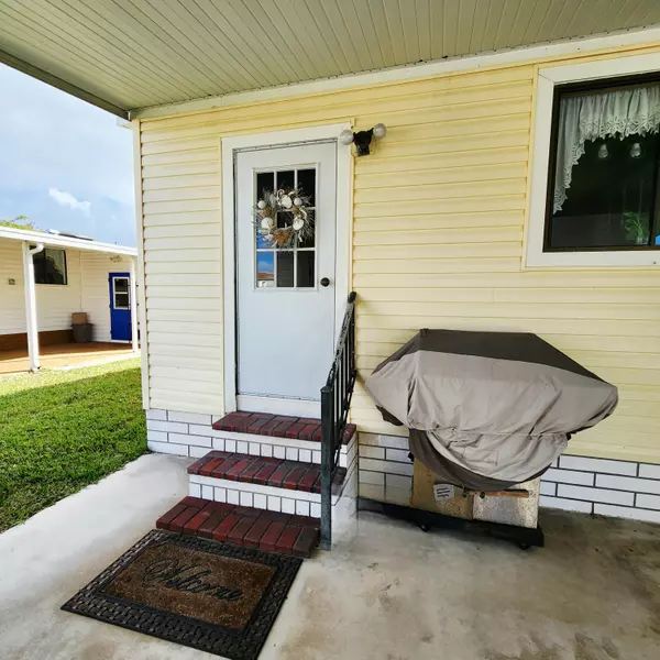 Fort Pierce, FL 34982,526 Hemingway TER F-02