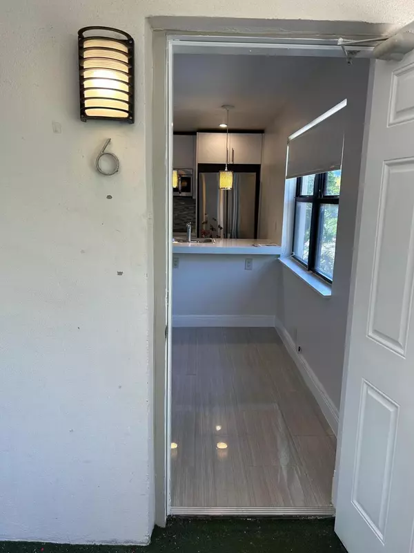 Fort Lauderdale, FL 33301,112 NE 5th ST 6