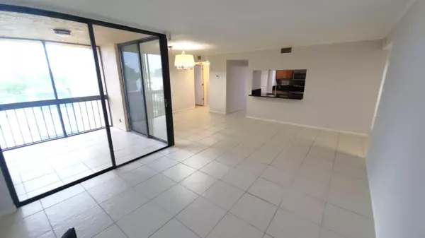 Delray Beach, FL 33444,450 Egret CIR 9404