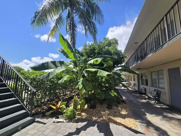 Lantana, FL 33462,620 S Broadway 8