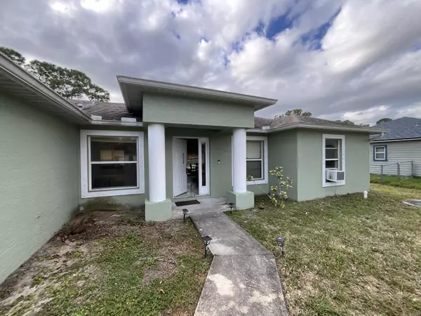 1002 SW Romaine LN, Port Saint Lucie, FL 34953