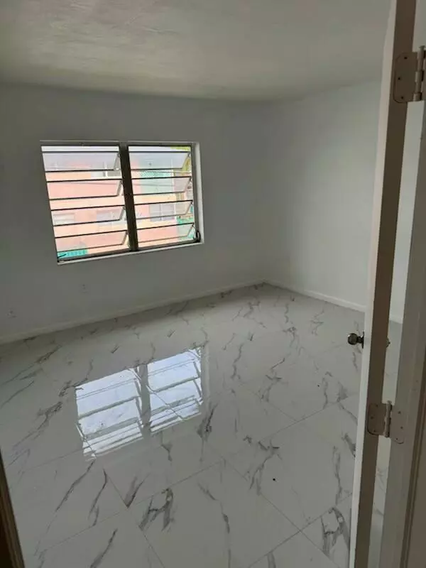 North Miami Beach, FL 33160,2285 NE 172nd ST 6