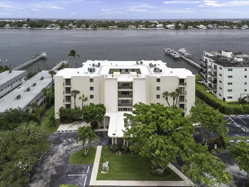 1202 S Lake DR 105, Lantana, FL 33462