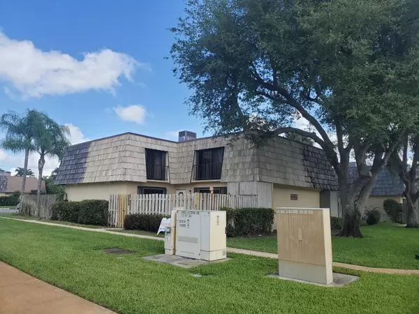 2464 Waterside DR, Lake Worth, FL 33461