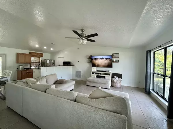 Port Saint Lucie, FL 34953,452 SW David TER