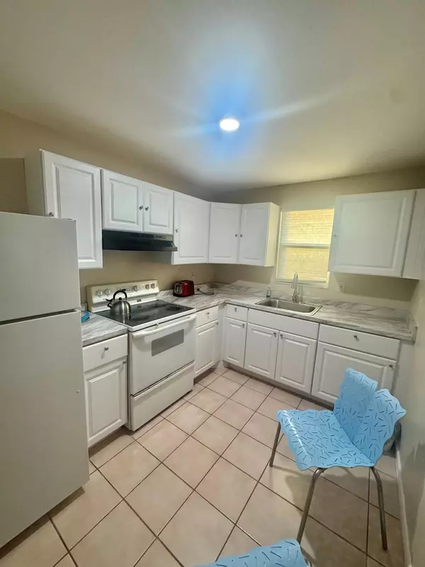 Palm Springs, FL 33461,500 Davis RD 27