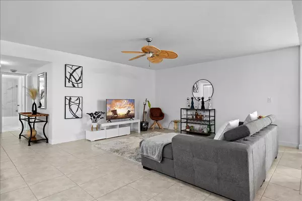 Delray Beach, FL 33444,825 Egret CIR 102