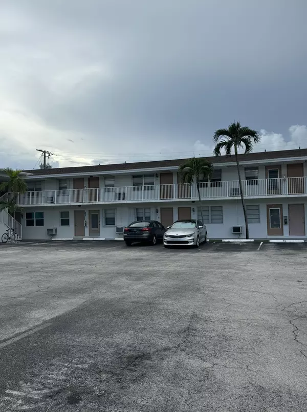 Lake Park, FL 33403,810 Lake Shore DR 37