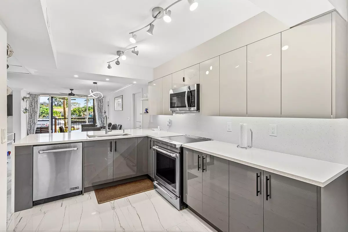 Boca Raton, FL 33432,18 Royal Palm Way 109