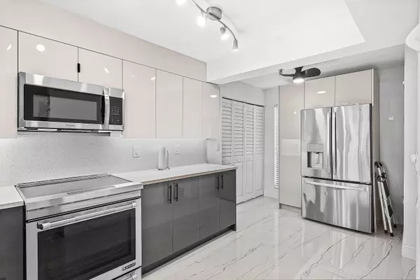 Boca Raton, FL 33432,18 Royal Palm Way 109