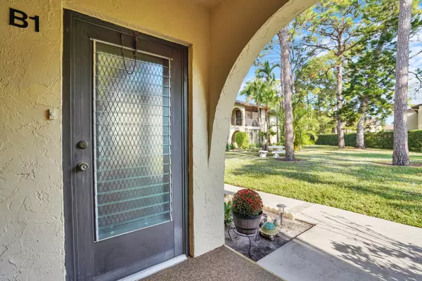 Greenacres, FL 33463,142 Lake Pine CIR B-1