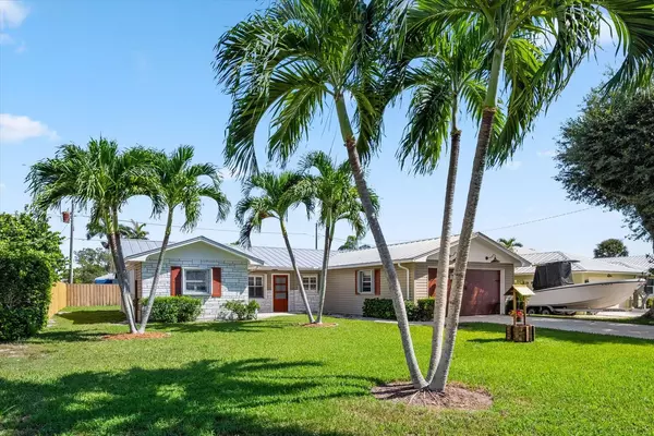 8153 SE Carlton ST, Hobe Sound, FL 33455