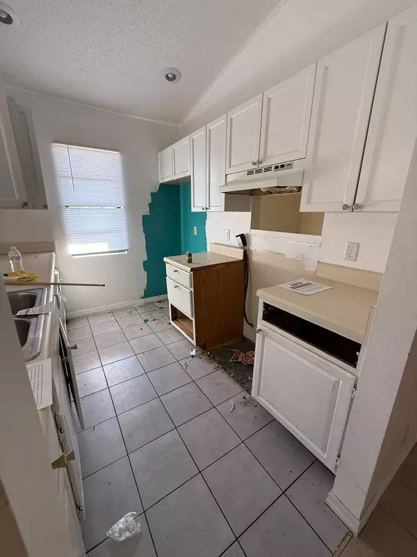 Okeechobee, FL 34974,2361 SE 27th ST