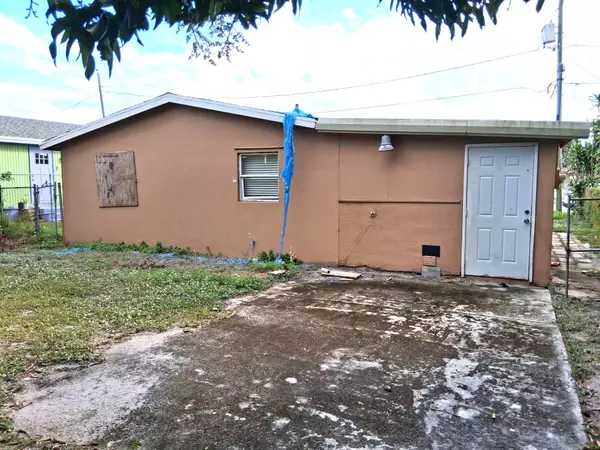 Riviera Beach, FL 33404,1240 W 33rd ST
