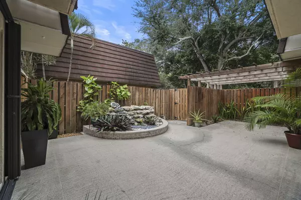 Palm Beach Gardens, FL 33418,617 6th LN