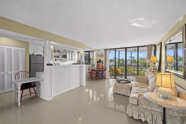 Boca Raton, FL 33487,800 Jeffery ST 204