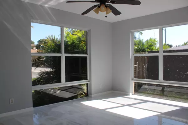 Lake Worth Beach, FL 33460,921 N Pine TER