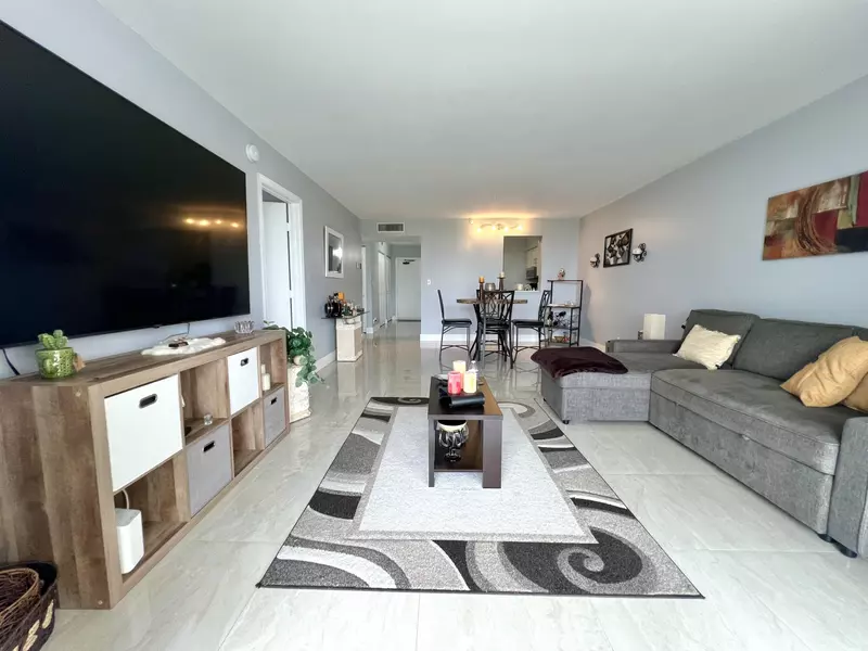 4570 NW 18th AVE 404, Deerfield Beach, FL 33064