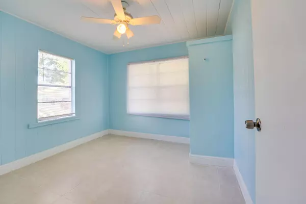 Lake Worth Beach, FL 33460,813 N Truman ST