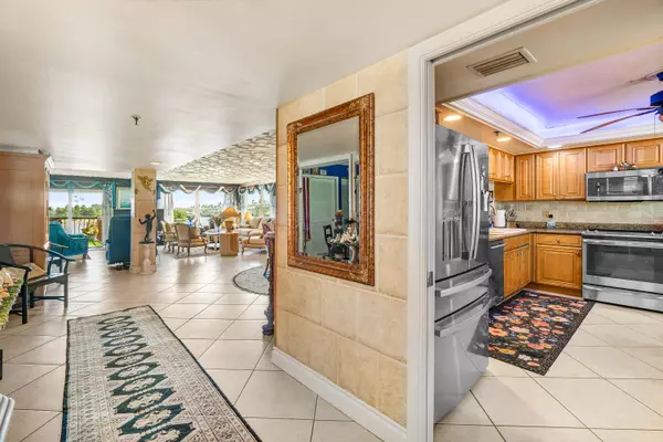 North Palm Beach, FL 33408,374 Golfview RD 205