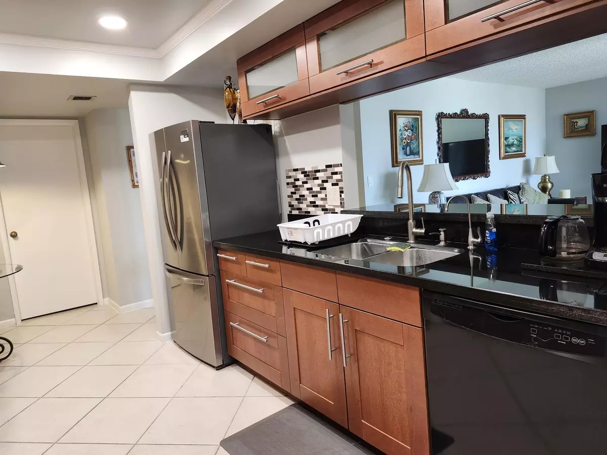 Delray Beach, FL 33444,450 Egret CIR 9204