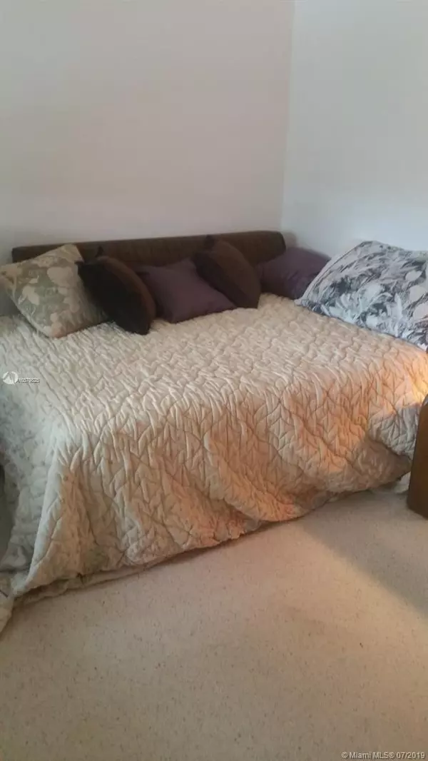 North Miami, FL 33181,1743 NE 142 St