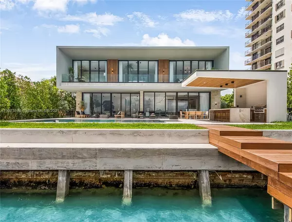 831 N Venetian Dr, Miami Beach, FL 33139