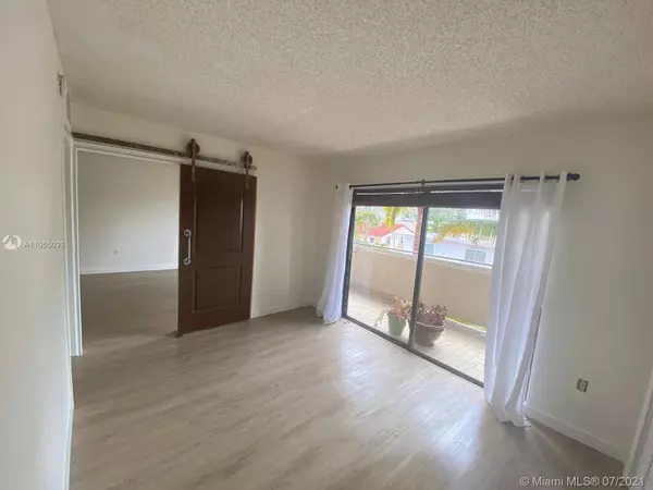 Miami Beach, FL 33141,7801 Abbott Ave #305