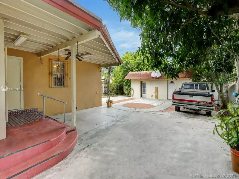 43 NW 48th Pl, Miami, FL 33126