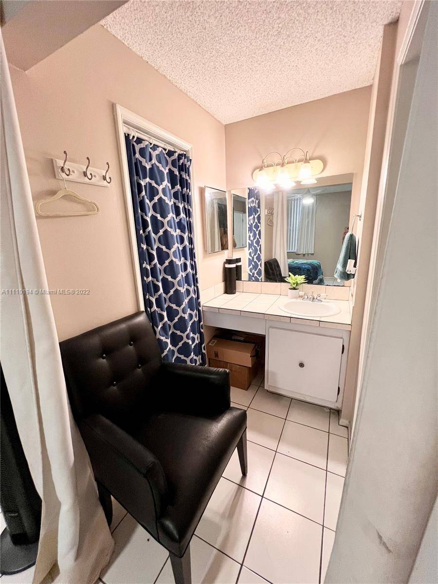 Davie, FL 33324,9470 Live Oak Pl #104