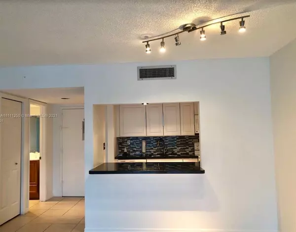120 Lakeview Dr #214, Weston, FL 33326