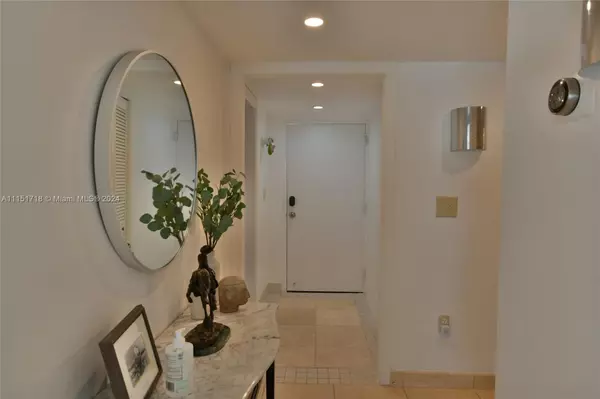 Key Biscayne, FL 33149,100 Ocean Lane Dr #505