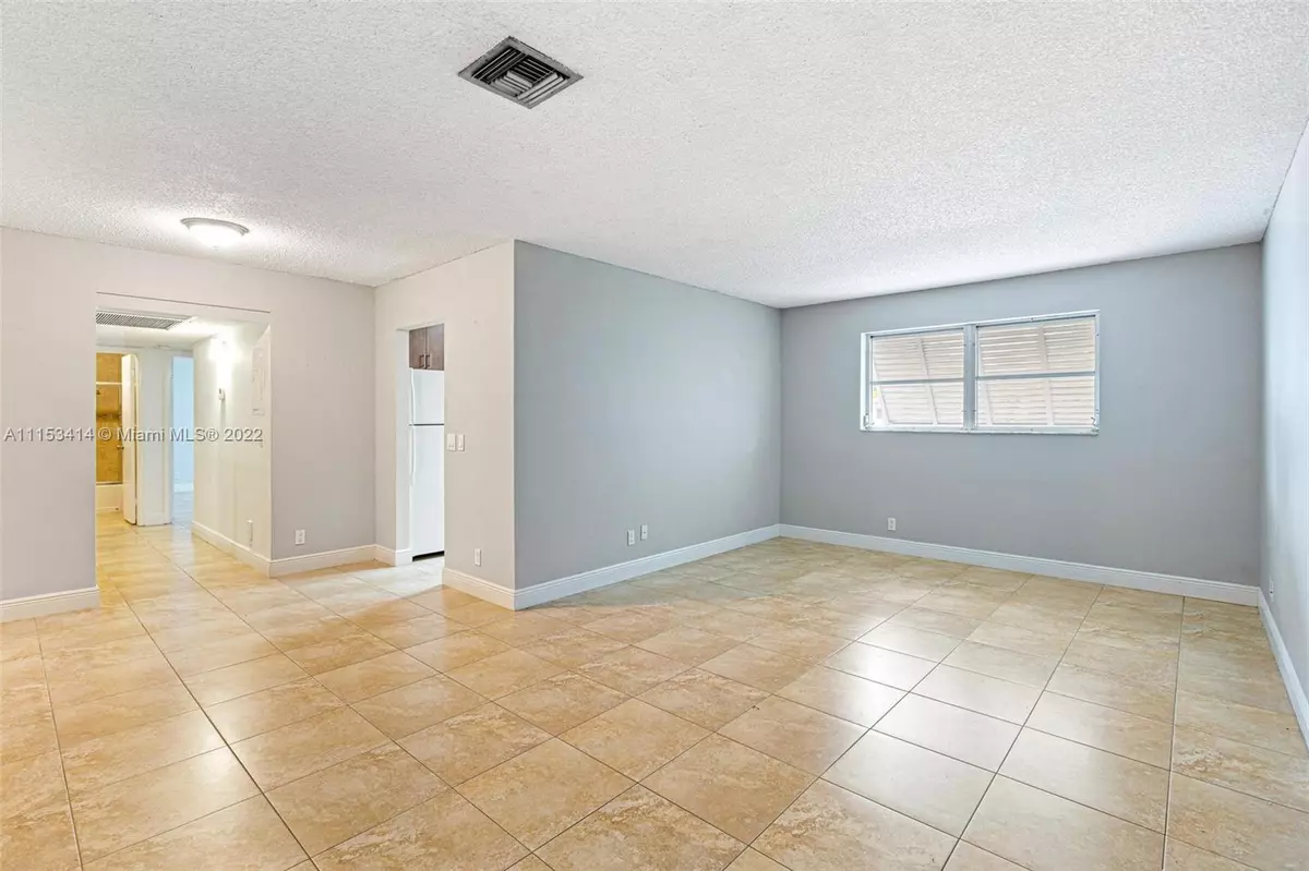 Miami, FL 33143,7937 Camino Cir #D-11