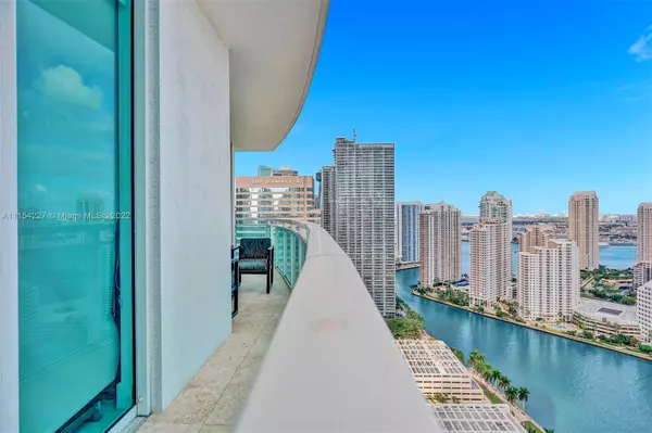 Miami, FL 33131,950 Brickell Bay Dr #3810