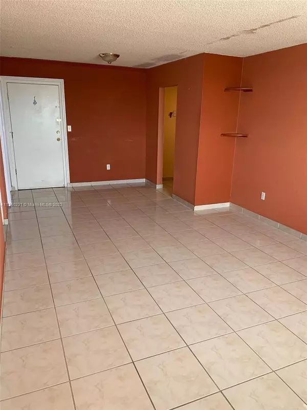 Hialeah, FL 33014,606 W 81st St #408